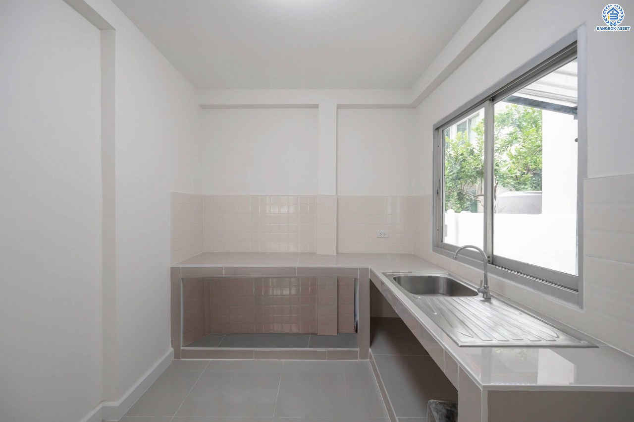 บ้านมือสองตกแต่งใหม่ โครงการ ศุภาลัยวิลล์ วงแหวน-รัตนาธิเบศร์ เนื้อที่กว้างกว่า 52 ตร.ว. ฟังก์ชัน 3 ห้องนอน 2 ห้องน้ำ 2 ที่จอดรถ ตอบโจทย์ทุกการเข้าอยู่ บนทำเลเดินทางสะดวก เชื่อมต่อถนนหลายเส้นทาง เพียง 15 นาทีก็ถึงรถไฟฟ้าสายสีม่วง "สถานีคลองบางไผ่" ใกล้ทางด่วน "กาญจนาภิเษก"